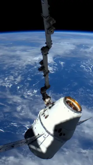 Esta nave se estacionó sola... ¡en el espacio!