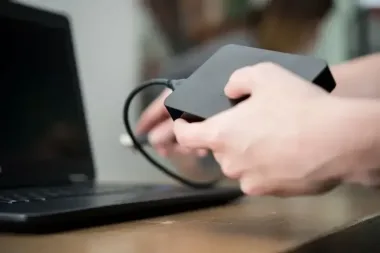 Cargador original vs genérico para laptop: ¿cuál conviene realmente?