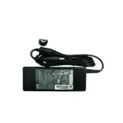 Cargador HP almacenado correctamente, cargador HP original, cómo guardar un cargador HP, laptop HP con cargador, venta de cargadores HP en Chorrillos.